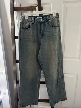 Classic Womens Straight-Leg Jeans in Faded Blue